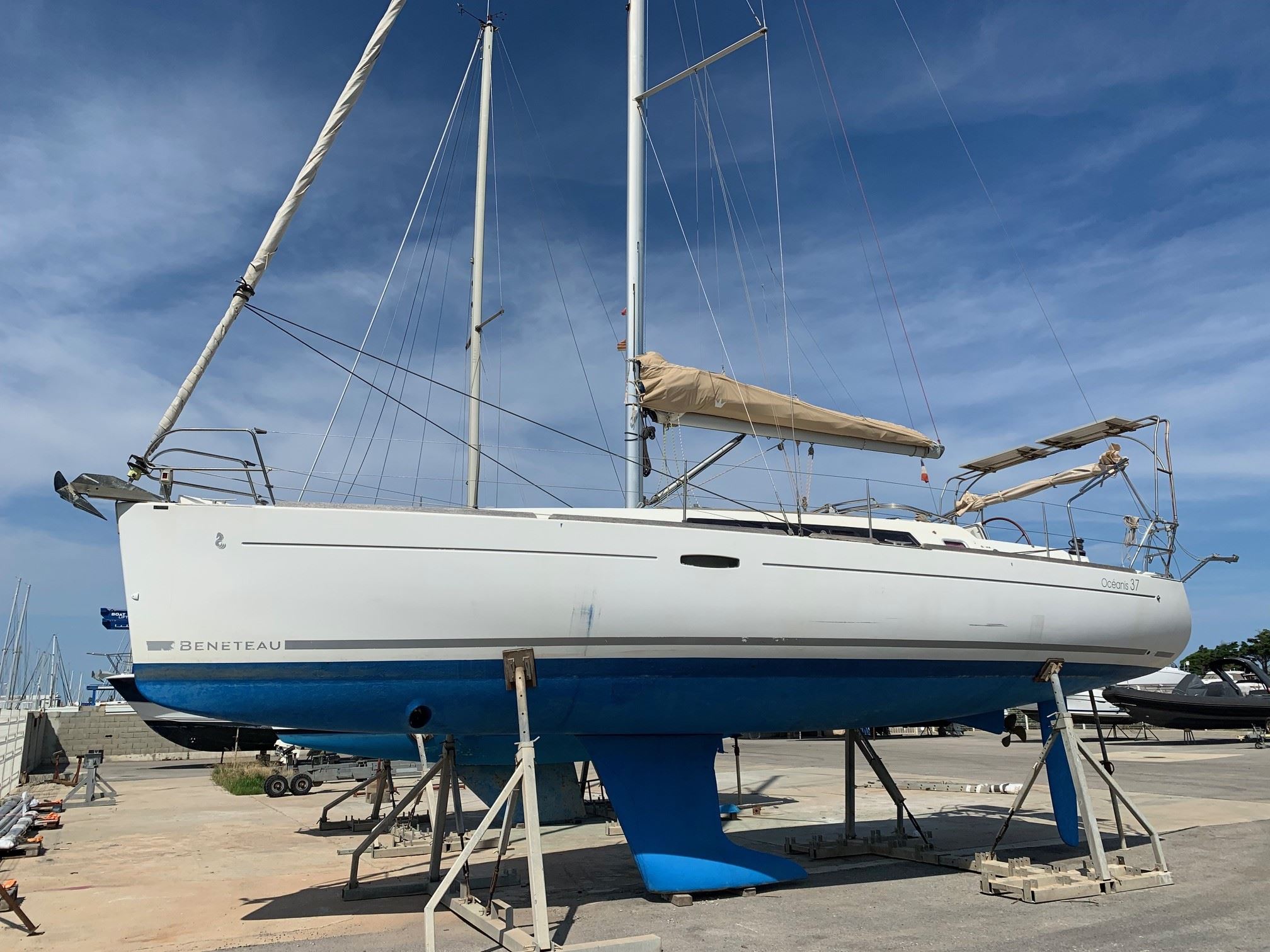 slider 1 Beneteau Oceanis 37